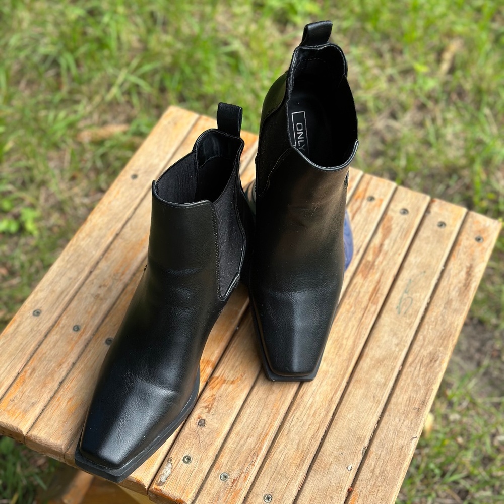 SQUARE-TOE ANKLE BOOTS